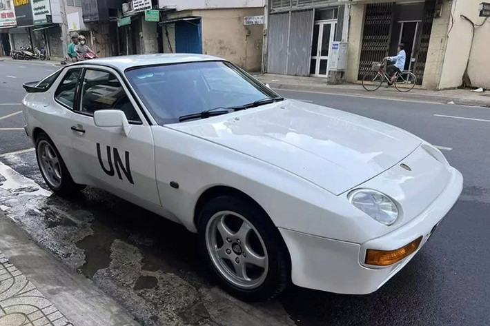 Một chiếc Porsche 944 đời cổ thuộc dạng hiếm vừa xuất hiện tại TP.HCM, nước sơn của xe vẫn còn khá mới và ấn tượng hơn, người cầm lái chính là nhà sưu tập xe hàng đầu ở Việt Nam cũng như châu Á với dàn xe gần 800 chiếc - ông Đặng Lê Nguyên Vũ.