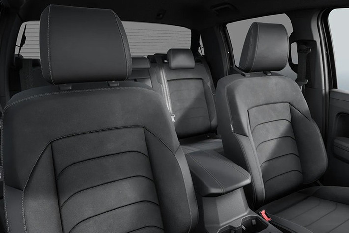 Xe cũng được trang bị thảm sàn nhung in chữ Dark Label và vô lăng bọc da với huy hiệu Dark Label. Màn hình 12,3 inch cũng được trang bị trên xe, và Volkswagen cho biết có hơn 25 hệ thống hỗ trợ, tùy thuộc vào từng trang bị.