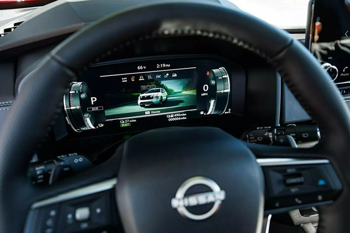 Phiên bản SL tiêu chuẩn đã có ghế trước sưởi, đèn LED, 4 cổng USB và gói hỗ trợ lái nâng cao. Bản Platinum cao cấp hơn bổ sung HUD 10 inch, ghế da, âm thanh Bose 9 loa, cửa sổ trời toàn cảnh và ổ điện 120V. Ngoại thất chỉ khác biệt nhẹ với giá nóc đen bóng.