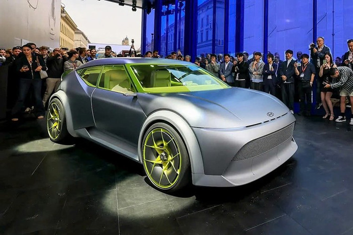 Tại Triển lãm Ô tô Munich 2025, Hyundai đã gây bất ngờ khi giới thiệu mẫu xe ý tưởng Three Concept, tiền thân của chiếc EV cỡ nhỏ dự kiến ra mắt dưới tên gọi Ioniq 3 vào năm sau. Đây được xem là đối thủ trực tiếp của Volkswagen ID. Golf trong phân khúc hatchback điện.