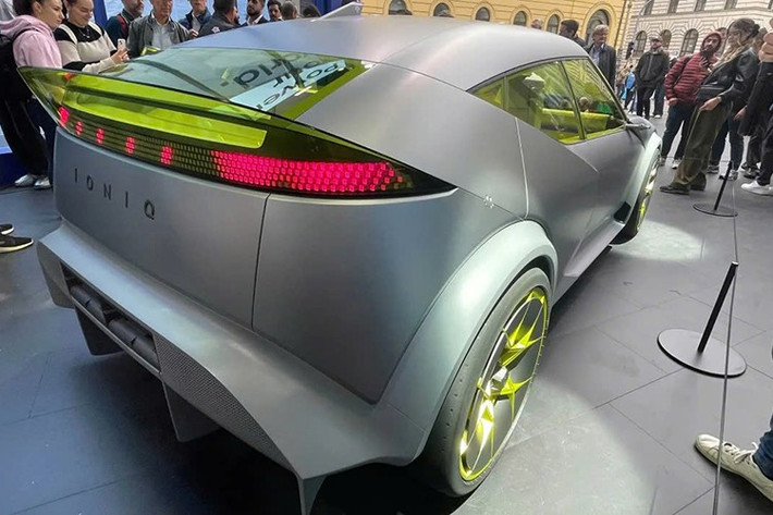 Với chiều dài 4.288 mm, Ioniq 3 có kích thước tương đương Golf nhưng thiết kế lại mang phong cách thể thao hơn. Dáng coupe, mái dốc và phần đầu xe thấp tạo nên diện mạo năng động, gợi nhớ đến Hyundai Veloster nhưng hiện đại hơn và thực dụng hơn nhờ có hai cửa sau.