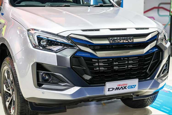 Bên cạnh đó là cổng sạc được đặt ở vị trí nắp bình nhiên liệu cũ, tạo cảm giác quen thuộc cho người dùng. Ngoài ra, xe còn được bổ sung màu sơn xanh “Norwegian Blue” độc quyền va bộ mâm hợp kim 18 inch.