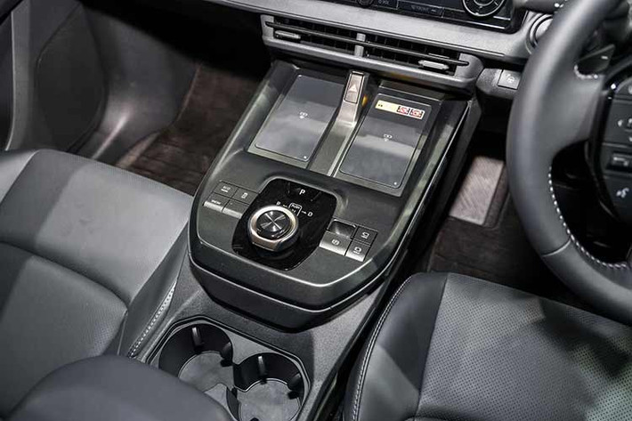 Về vận hành, phiên bản FWD sử dụng một mô-tơ điện đặt phía trước, cho công suất 224 PS và mô-men xoắn 269 Nm. Trong khi đó, bản AWD được trang bị hệ dẫn động hai mô-tơ, bổ sung thêm động cơ điện phía sau, nâng tổng công suất lên 343 PS.