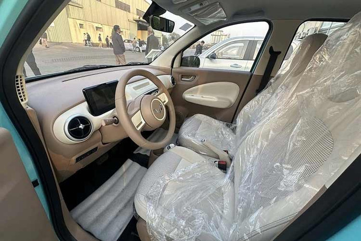 Trong khi đó Wuling Macaron EV 2026 bản 300km được công bố tầm hoạt động 300km mỗi lần sạc đầy, với thời gian sạc DC từ 30-80% trong 35 phút và AC từ 20-100km trong 4,5 giờ. Tốc độ tối đa của 2 phiên bản vào khoảng 100km/h.