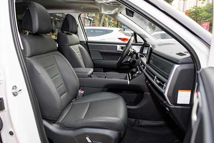 Theo thông tin người bán chia sẻ, xe sản xuất năm 2025, đăng ký đầu năm 2026, thuộc diện cá nhân đứng tên từ đầu và chưa qua trung gian. Xe có cấu hình 7 chỗ, ngoại thất màu trắng, nội thất đen, sử dụng động cơ xăng 1.6L kết hợp hệ truyền động hybrid và dẫn động 4 bánh toàn thời gian HTRAC. Một số tính năng an toàn đáng chú ý gồm phanh tự động khẩn cấp và hỗ trợ giữ làn.