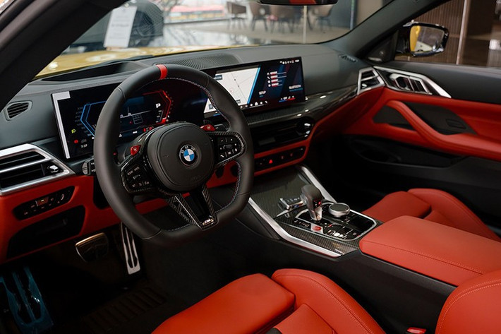 Về nội thất, M4 Competition chưa cập nhật ngôn ngữ thiết kế mới nhất của hãng Đức. Trừ màn hình kép nối liền dạng cong trên táp-lô, xe vẫn giữ tạo hình quen thuộc ở vô-lăng, cần số như trên các dòng xe thể thao BMW trước đây.