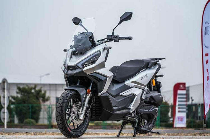 Kymco Dink G150 2026 hứa hẹn sẽ là một đối thủ cạnh tranh mạnh mẽ trong phân khúc xe tay ga đa địa hình và nhắm đến Honda ADV 160. Về ngoại hình, Dink G150 mang thiết kế đặc trưng của dòng xe adventure, với các góc cạnh sắc sảo, kiểu dáng giống mỏ chim và đèn pha độc đáo.