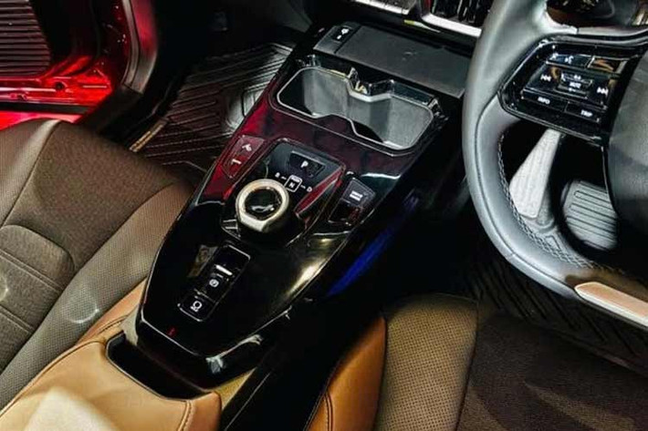 Urban Cruiser Ebella của Toyota sẽ có 2 phiên bản và cung cấp phạm vi hoạt động tối đa lên đến 543 km sau mỗi lần sạc đầy. Mẫu xe thể thao đa dụng (SUV) này đã bắt đầu nhận đặt hàng, nhưng Toyota chưa công bố giá bán hoặc ngày bắt đầu giao hàng.