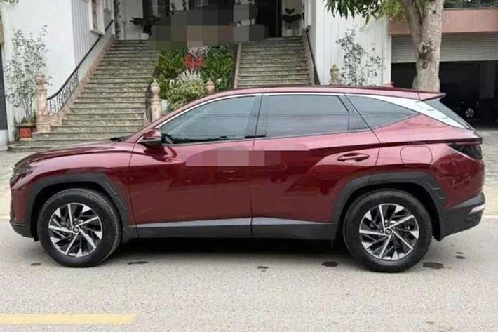 Ngoại hình chiếc xe SUV Hyundai Tucson 2.0 2023 phiên bản đặc biệt trong hình ảnh rao bán trền sanfd xe cũ cho thấy nước sơn đỏ đô vẫn giữ được độ bóng, các chi tiết thân vỏ chưa xuất hiện dấu hiệu xuống cấp rõ rệt.