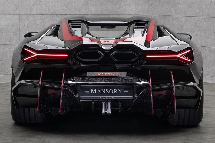 Lamborghini Revuelto trang bị động cơ V12 hút khí tự nhiên 6.5L, Mansory đã nâng cấp công suất từ 825 mã lực lên mức 880 mã lực và mô-men xoắn 760 Nm. Công suất tối đa khi kết hợp với động cơ điện lên đến 1.070 mã lực.