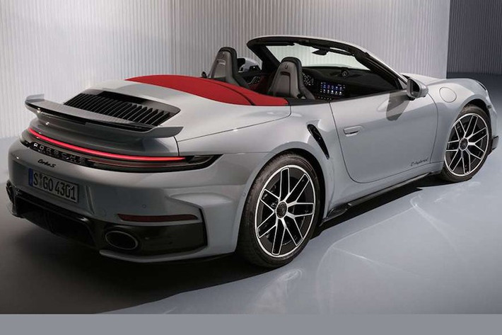 Màu tối cũng xuất hiện trên dây an toàn và một số nút bấm. Các dải ốp trang trí bằng carbon với đường viền neodyme và trần xe bằng sợi microfiber đục lỗ với lớp lót màu đen cũng lần đầu tiên xuất hiện.