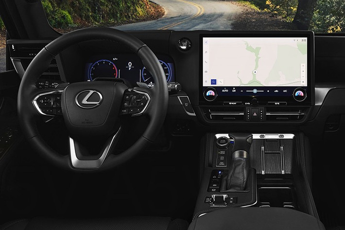 Ghế trước chỉnh điện 8 hướng, tích hợp sưởi và thông gió. Bản Overtrail dùng da nhân tạo, còn bản Luxury+ sử dụng da bán aniline thật, bổ sung thêm chỉnh điện lưng ghế cho cả hai ghế trước và tựa đầu chỉnh 4 hướng. Bản Luxury+ có cấu hình 7 chỗ ngồi, nhiều hơn bản Overtrail (5 chỗ), và có thêm hai cổng USB-C.