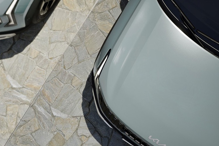 Điểm nhấn đáng chú ý nằm ở hệ thống đèn chiếu sáng. Dải đèn ban ngày “Star Map” đặc trưng tạo hình ánh sáng rõ nét ở phần đầu xe, trong khi cụm đèn hậu kết hợp đồ họa ngang và dọc, mang đến hình khối thống nhất từ mọi góc nhìn.