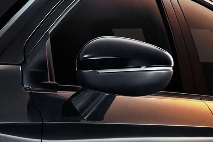 Nguồn điện được cung cấp từ bộ pin lithium-ion, được sạc bởi mô-tơ điện thứ hai kết nối với động cơ xăng 1.5L DOHC i-VTEC chu trình Atkinson, cho công suất 98 PS và mô-men xoắn 127 Nm. Ở tốc độ cao, động cơ xăng có thể truyền động trực tiếp tới bánh xe thông qua hộp số tự động E-CVT nhằm tối ưu hiệu suất.