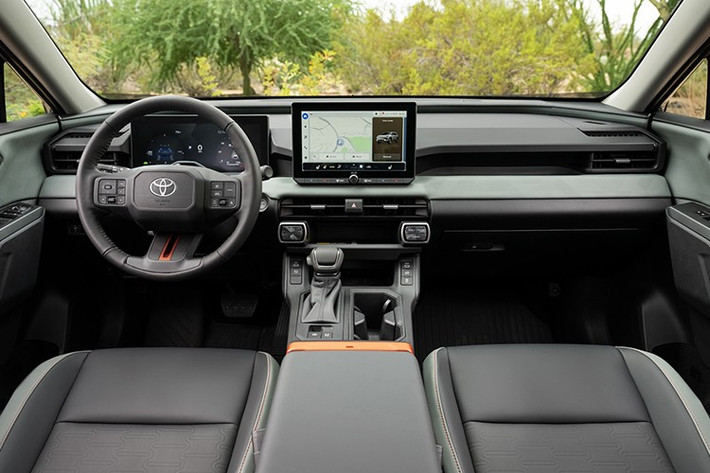Toyota cho biết khả năng lái và độ ổn định thân xe được cải thiện nhờ khung gầm cứng vững hơn, hệ thống treo tinh chỉnh, bổ sung các vật liệu giảm rung và công nghệ phanh điện tử ECB phối hợp với hệ thống kiểm soát thân xe VBPC. Ngoài ra, tất cả các phiên bản AWD đều sử dụng hệ thống AWD điện tử điều phối mô-men xoắn chủ động.