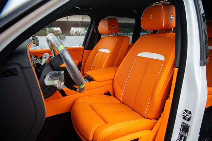 Bên trong cabin, chiếc Rolls-Royce Cullinan Black Badge 2025 sở hữu nội thất được bọc da màu cam Hermes kết hợp với một số chi tiết được ốp carbon. Phía sau vô-lăng bọc da là bảng đồng hồ kỹ thuật số cỡ lớn, màn hình thông tin trung tâm mới với giao diện giống xe điện Spectre.