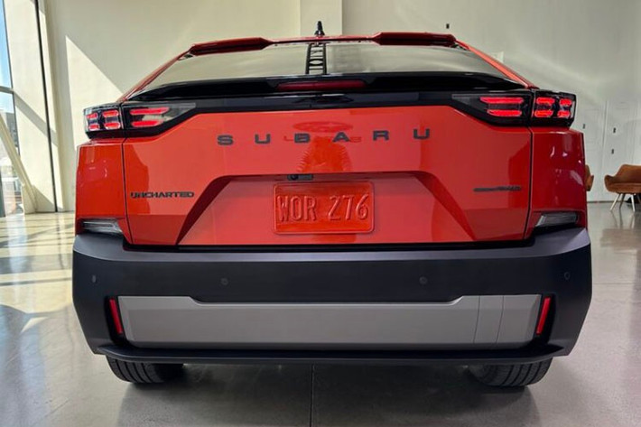 Kiểu họa tiết trên cũng được áp dụng cho cụm đèn hậu trong khi dải đèn nằm vắt ngang cửa cốp sau đã bị loại bỏ. Cản sau của xe nổi bật với phần ốp màu tương phản.