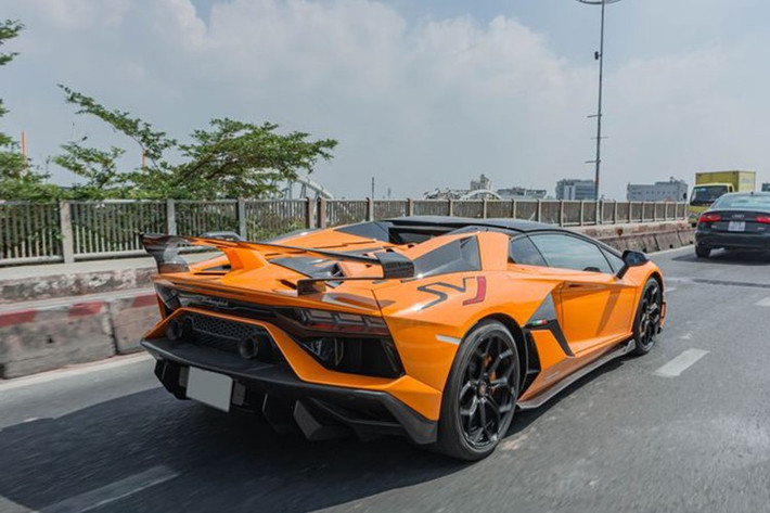 Rất có thể chiếc siêu xe Lamborghini Aventador SVJ Roadster đã cùng chủ nhân trốn nắng ở Tp.HCM để ra hưởng chút không khí biển của tỉnh Đắk Lắk. Địa điểm xe Lamborghini Aventador SVJ Roadster bị bắt gặp là ở 1 quán cơm gà vỉa hè khá nổi tiếng của Phú Yên.