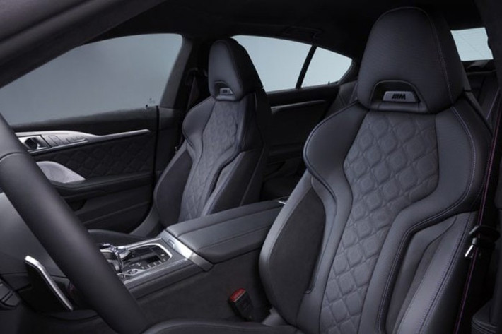 Bên trong khoang lái của xe BMW M850i Edition M Heritage 2026 được bọc da Alcantara, bao gồm bảng điều khiển, ốp cửa và trần xe. Ghế ngồi M Sport được bọc da Merino đen nguyên khối và Alcantara với họa tiết kim cương và huy hiệu M không phát sáng trên tựa đầu.