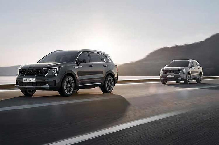Giá xe Kia Sorento mới tại Việt Nam bán ra với hai phiên bản 2.2D Signature FWD và 2.5G Signature FWD, lần lượt 1,389 tỷ và 1,249 tỷ đồng, đã bao gồm VAT. Tùy chọn phiên bản AWD tăng thêm 80 triệu đồng, đi kèm cửa sổ trời Panorama, chế độ địa hình.