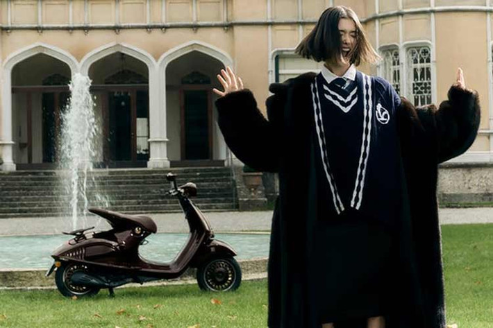 Với màu sơn nâu ánh kim độc bản, chiếc xe ga Vespa 946 Horse 2026 toát lên vẻ quyền quý, khác biệt hoàn toàn so với các dòng xe phổ thông, hứa hẹn trở thành tâm điểm săn đón của giới sưu tầm ngay trong những ngày đầu năm mới.