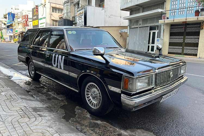 Ngoại thất xe Toyota Crown Wagon máy dầu Turbo này sơn đen bóng, cùng bộ mâm đa chấu kép màu bạc, nội thất xe lại được bọc da màu đỏ nhưng khá chói lóa, nhưng dù có độ thêm gì, thì bên trong khoang lái xe không thể thiếu 2 bảo bối của chủ nhân, hộp đựng gạt tàn xì gà và hộc đựng cà phê.