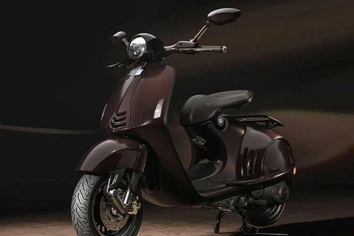 Sự tinh xảo của Vespa 946 Horse được thể hiện qua từng chi tiết nhỏ nhất, nơi các nghệ nhân Ý phô diễn kỹ năng chế tác bậc thầy. Dàn áo của xe được nhấn nhá bằng các chi tiết mạ vàng sang trọng và chất liệu da cao cấp trên tay lái với đường chỉ khâu hình thoi tỉ mỉ.