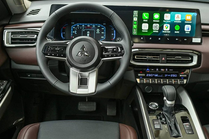 Không gian bên trong được tối ưu hóa cho cả 3 hàng ghế, với hàng ghế thứ 2 linh hoạt và hàng ghế thứ 3 đủ rộng cho người lớn. Trang bị nội thất bao gồm màn hình giải trí trung tâm 12.3 inch hỗ trợ Apple CarPlay/Android Auto không dây, màn hình kỹ thuật số 8 inch cho người lái,...