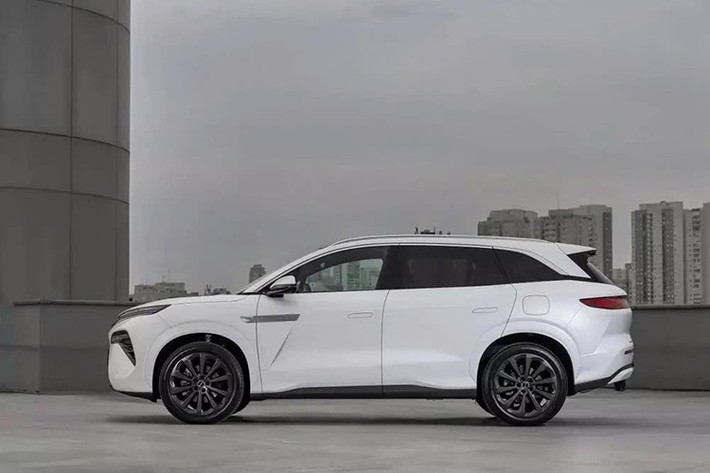 BYD Sealion 8 tại thị trường Trung Quốc có tổng cộng 6 phiên bản và giá bán từ 215.000-275.000 Nhân dân tệ (khoảng 752-962 triệu đồng). Trong khi đó, tại thị trường Brazil, xe có giá lên đến 400.000 Real (khoảng 1,968 tỷ đồng).