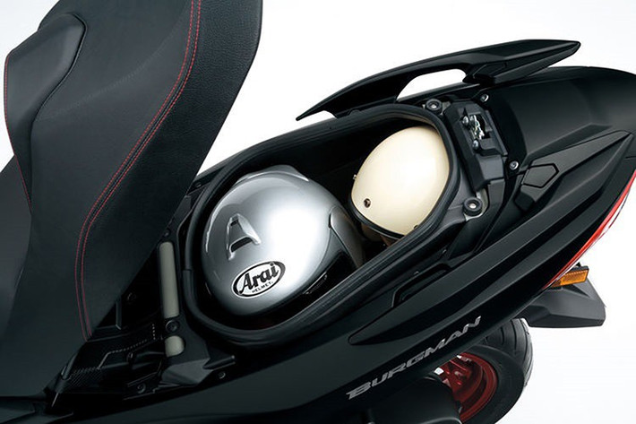 Burgman Street 125EX được trang bị giảm xóc trước ống lồng tiêu chuẩn, phía sau là Mono-Shock đặt bên hông. Phanh trước và sau đều là loại đĩa đơn thủy lực.