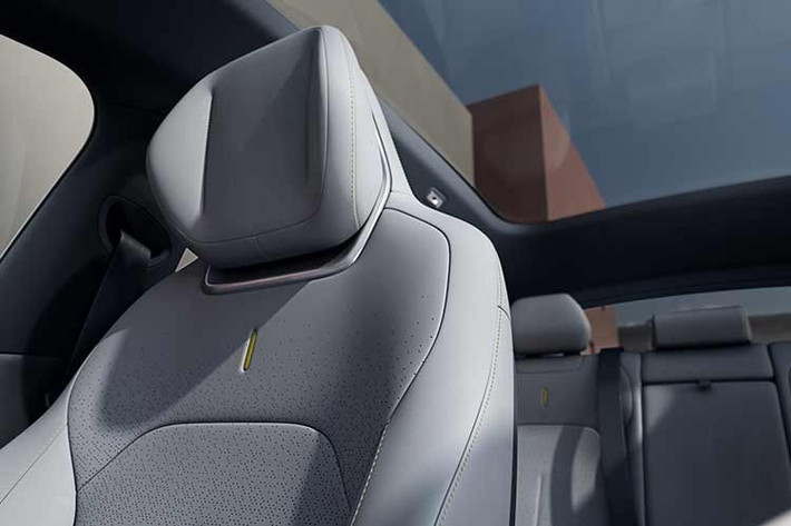 Dung tích tiêu chuẩn của khoang hành lý đạt 450 lít và có thể mở rộng lên 1.410 lít khi gập hàng ghế sau. Ngoài ra, mẫu xe còn được bố trí tới 36 vị trí chứa đồ khác nhau trong cabin, giúp tăng tính tiện dụng trong quá trình sử dụng.