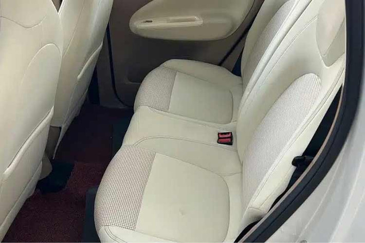 Không chỉ rộng rãi hơn, nội thất của mẫu xe mini điện Wuling Hongguang Mini EV 5 cửa sắp bán tại Việt Nam còn có một số điều chỉnh so với bản 3 cửa cũ như mặt táp-lô, cửa gió và các núm xoay chỉnh điều hòa.