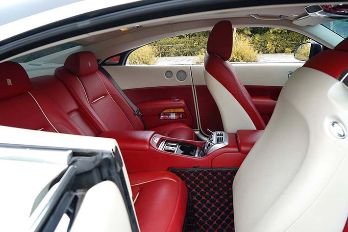 Rolls-Royce Wraith được sản xuất nhằm lắp vào chỗ trống cho mẫu xe 2 cửa trước đó đã bị khai tử, đó là chiếc xe Rolls Royce Phantom Coupe hiện chỉ có đúng 1 xe được mang về nước.