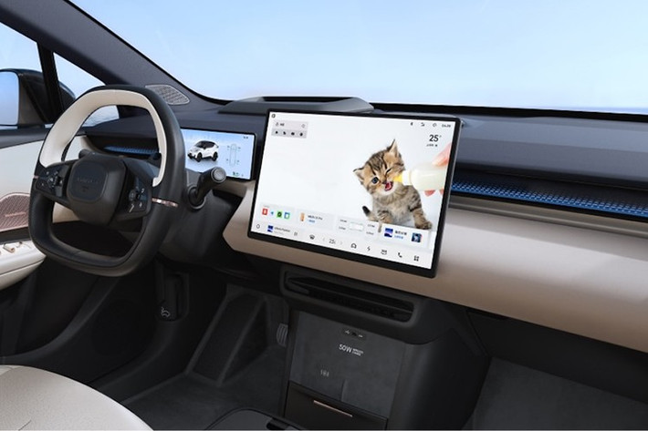 Kích thước tổng thể của xe cũng không thay đổi, vẫn là dài x rộng x cao lần lượt 4.460 x 1.845 x 1.573 mm, chiều dài cơ sở 2.755 mm và hệ số cản gió chỉ 0,25 Cd. Bên trong xe, trự sự thay đổi về hệ thống âm thanh, nội thất của hai bản mới không có nhiều thay đổi.