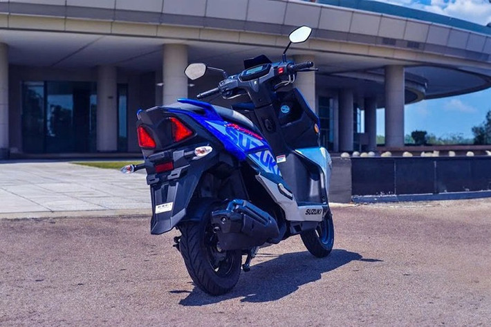 Xe sử dụng hệ thống phanh đĩa trước kết hợp với phanh sau dạng tang trống, đảm bảo an toàn khi di chuyển. Hệ thống treo gồm phuộc ống lồng phía trước và giảm xóc lò xo đơn phía sau, giúp xe vận hành êm ái hơn.