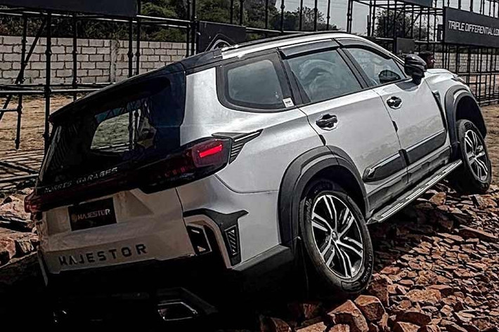 Được định vị cao hơn Gloster nhưng không trực tiếp thay thế, MG quảng bá Majestor 2026 là mẫu SUV hạng D+ đầu tiên tại Ấn Độ, khẳng định đây là chiếc SUV dài nhất, rộng nhất và cao nhất trong phân khúc. Với điều này, MG đặt mục tiêu tạo ra một phân khúc riêng biệt cao hơn so với các mẫu SUV hạng D thông thường và cung cấp một lựa chọn rộng rãi hơn, cao cấp hơn và tập trung vào khả năng vận hành trong phân khúc SUV khung gầm rời cỡ lớn.