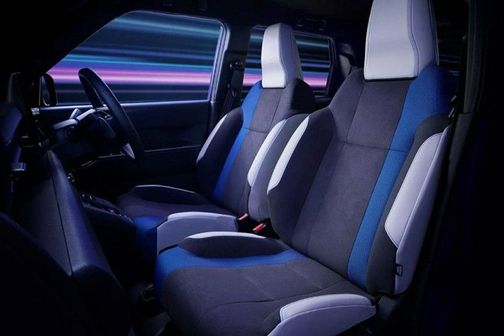 Đặc biệt, hệ thống âm thanh Bose 8 loa tích hợp công nghệ Active Sound Control có khả năng tái hiện âm thanh mô phỏng tiếng động cơ và cảm giác sang số, nhằm tăng thêm sự kịch tính khi vận hành.