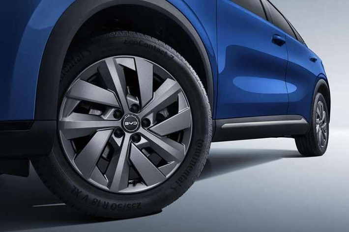 Về ngoại hình, BYD Atto 3 Evo 2026 mới gần như giữ nguyên phong cách quen thuộc. Những thay đổi chủ yếu nằm ở chi tiết nhỏ như vị trí cổng sạc được chuyển về chắn bùn sau. Kích thước tổng thể Dài x Rộng x Cao lần lượt là 4455 x 1875 x 1615 (mm), chiều dài cơ sở 2.720 mm.