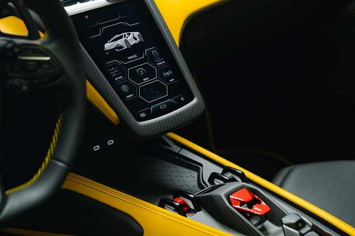 Một trong những niềm tự hào lớn nhất trên Revuelto chính là hệ thống khung gầm lấy cảm hứng từ ngành hàng không. Xe sở hữu cấu trúc khung liền khối hoàn toàn bằng sợi carbon, kết hợp với vật liệu tổng hợp rèn đặc biệt tại phía trước - một công nghệ độc quyền đã được Lamborghini đăng ký bằng sáng chế.