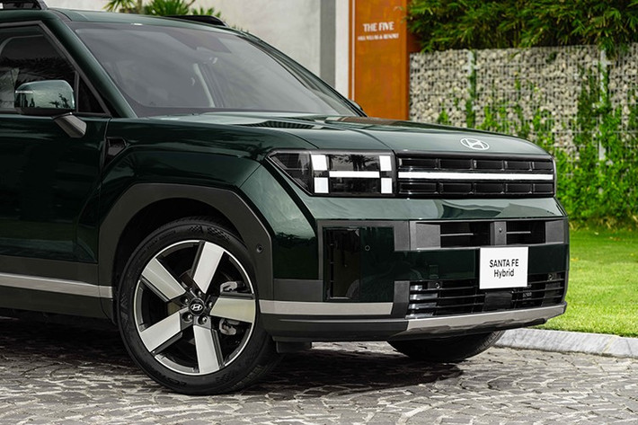 Lazang xe có kích thước 20 inch với bộ lốp có thông số 255/45R20. Các chi tiết ngoại thất không thay đổi nhiều so với bản máy xăng, vẫn theo phong cách vuông vức, cụm đèn chữ H mang đến diện mạo hiện đại...