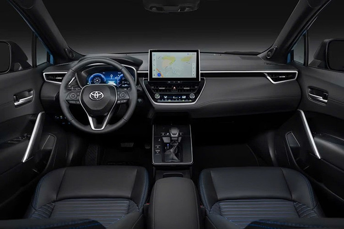 Không gian nội thất cũng được cải tiến với việc sử dụng nhiều hơn chất liệu Samara – loại vải bền, thân thiện với môi trường làm từ vật liệu tái chế – cho lưng và đệm ghế trên các bản Mid grade và Touring Sports. Riêng bản Mid+ Sedan sẽ có thiết kế ghế Samara riêng biệt.