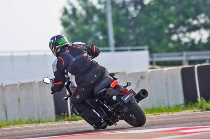 Ngoài ra, khi sở hữu mẫu xe X440T mới này, người dùng có thể nâng cấp bằng việc lựa chọn lốp xe thay thế MRF thay cho CEAT, vành mâm trước mở rộng thành 18 inch, bánh sau 17 inch cho vẻ ngoài lịch lãm và cuốn hút hơn.