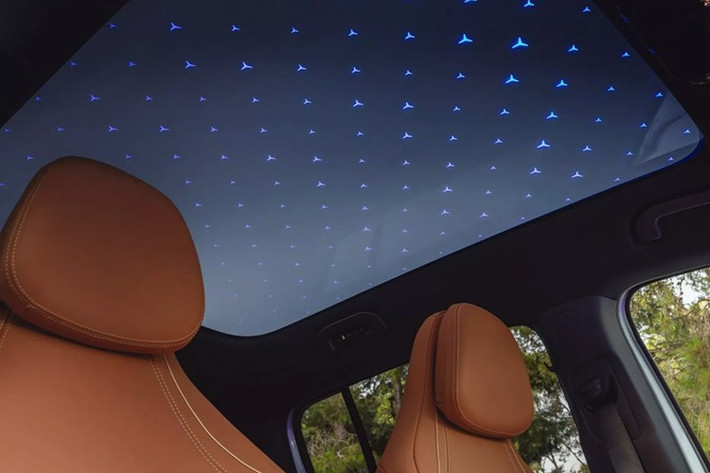 Phần đuôi xe cũng được làm mới đáng kể, lấy cảm hứng từ concept Vision EQXX với cụm đèn hậu dọc nối liền bằng LED cùng đồ họa ánh sáng hình sao đặc trưng. Thiết kế này giúp GLB 2026 trở nên hiện đại và dễ nhận diện hơn, dù chưa hẳn nổi bật về mặt thẩm mỹ.