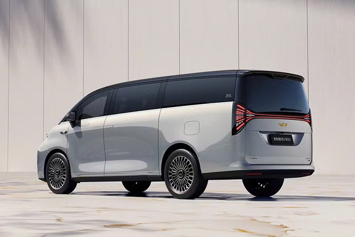 Geely Galaxy V900 sử dụng động cơ xăng 4 xi-lanh, tăng áp, dung tích 1.5L, nhưng chỉ đóng vai trò làm máy phát điện. Tại thị trường Trung Quốc, người mua có thể chọn pin 43,3 kWh hoặc 50 kWh.