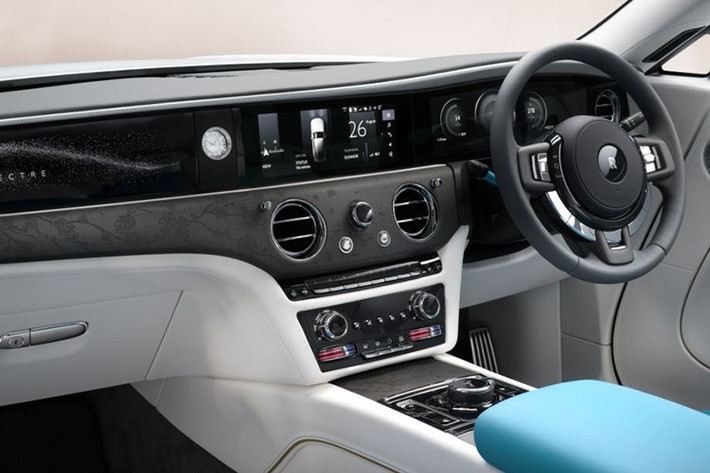 Bước vào không gian nội thất, họa tiết hoa anh đào tiếp tục hiện diện tinh tế trên bậc cửa phát sáng khắc tên phiên bản. Trên tựa đầu, những cánh hoa được tái hiện bằng kỹ thuật thêu thủ công tinh xảo. Điểm nhấn đặc biệt trong mỗi chiếc xe nằm ở mặt fascia và bảng điều khiển trung tâm ốp gỗ Blackwood, được khắc laser với họa tiết cành hoa anh đào nở rộ.