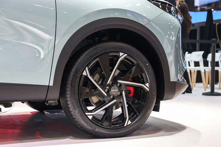 Omoda cho biết khi sạc đầy pin và đổ đầy xăng, xe có thể di chuyển quãng đường lên tới 1.250 km. Đáng chú ý, dù không sạc, mức tiêu hao nhiên liệu ước tính của bản hybrid chỉ khoảng 5,9 lít/100 km, nhờ công nghệ hybrid tối ưu tiêu hao động cơ.