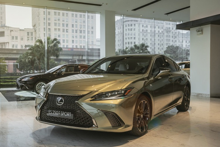 Thứ hai là hệ truyền động hybrid, bao gồm máy xăng 2.5L, đi kèm mô-tơ điện và hộp số tự động vô cấp, tạo ra tổng công suất 214 mã lực cùng mô-men xoắn cực đại 221 Nm.