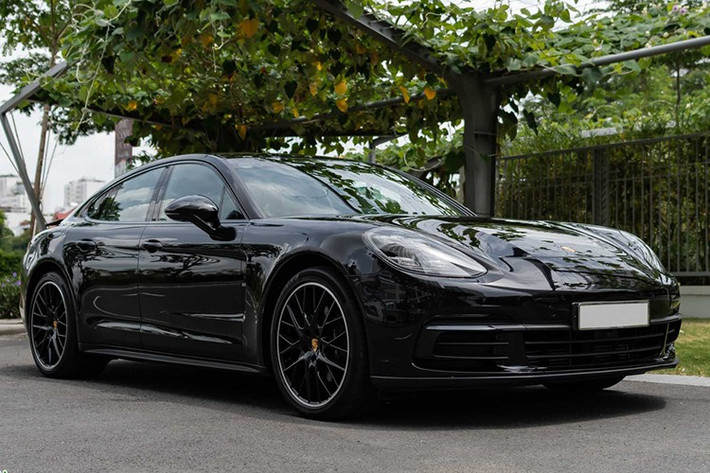 Tại Việt Nam, mẫu xe này hiện có giá khởi điểm từ 6,42 tỷ đồng, trong khi phiên bản cao cấp nhất có thể lên tới 13,73 tỷ đồng. Dù được cho là thuộc quyền sở hữu pháp lý của chồng nhưng chính Cún Bông là người thường xuyên sử dụng và chia sẻ hình ảnh điều khiển chiếc xe này.