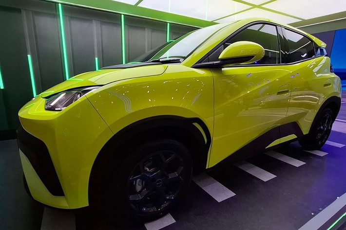 Trang bị tiêu chuẩn trên Atto 1 gồm mâm hợp kim 16 inch đi kèm lốp 185/55, đèn pha LED tự động, đèn định vị ban ngày LED, đèn hậu LED, khởi động và mở khóa không cần chìa.