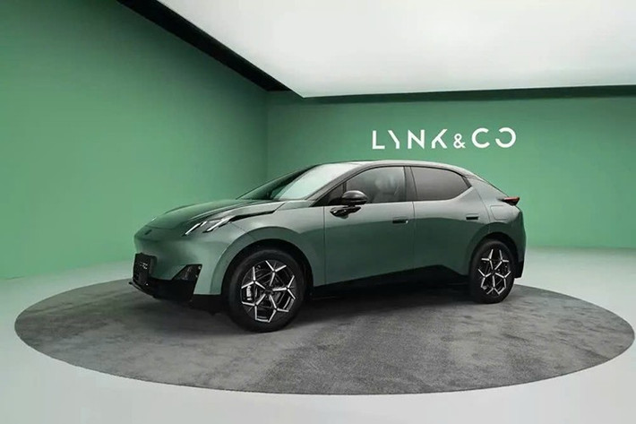 Chưa hết, hai bản mới của dòng xe điện này còn dùng vành 18 inch thay vì 19 inch. Hệ thống âm thanh Harman Kardon 14 loa nay đã trở thành trang bị tùy chọn thay vì tiêu chuẩn.